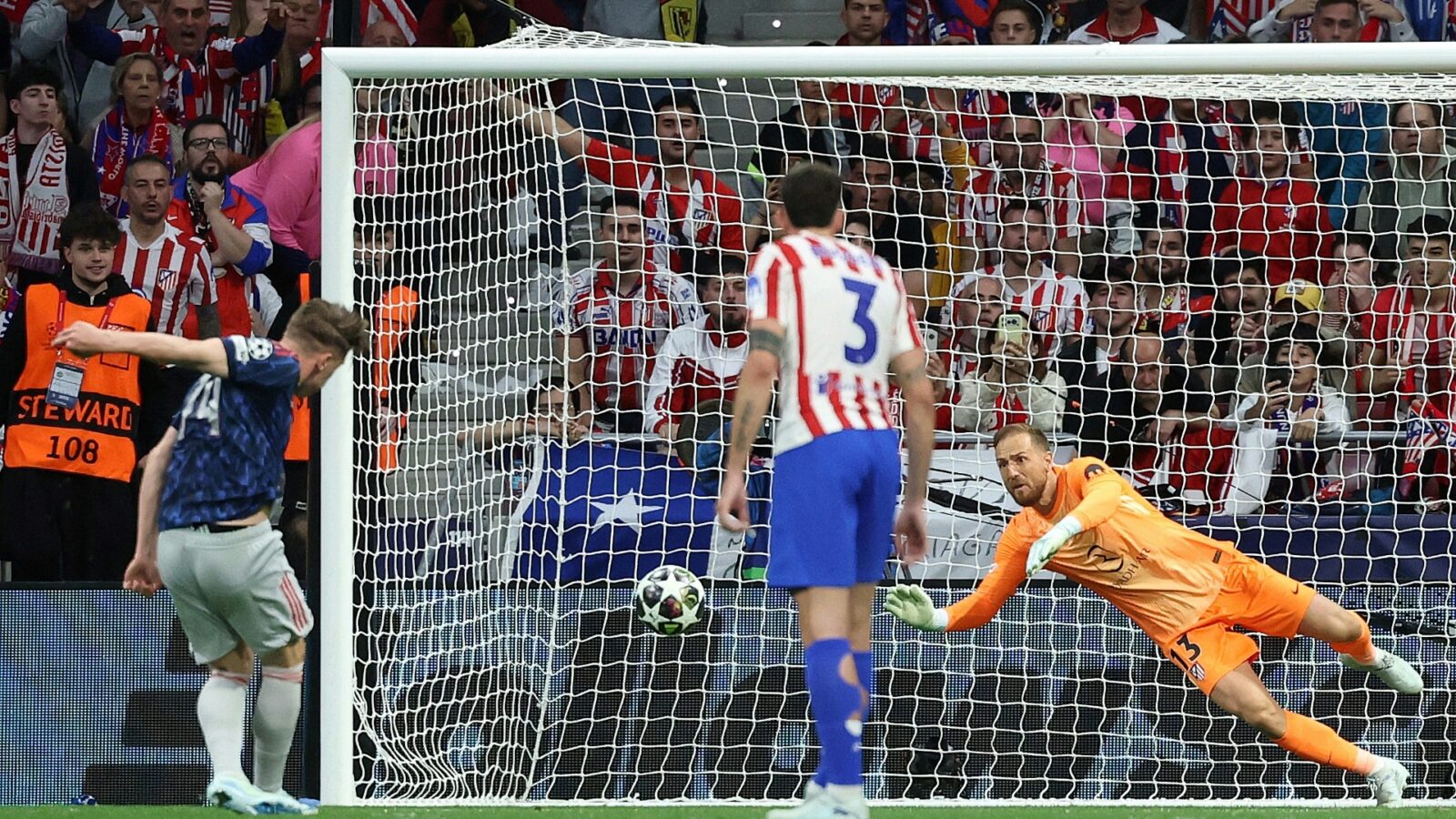 Viktor Gyökeres (l.) scores from the spot