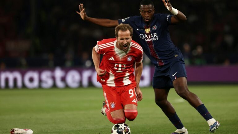 Contested duel: Kane (l.) against Pacho