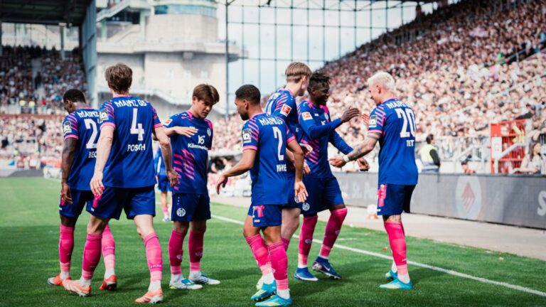Mainz celebrate at the Millerntor