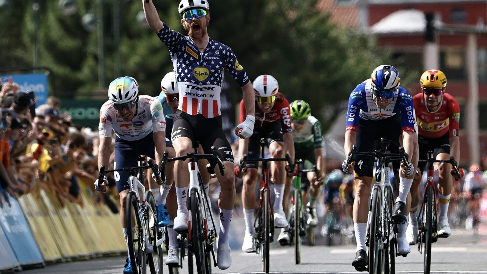 Simmons celebrates his victory