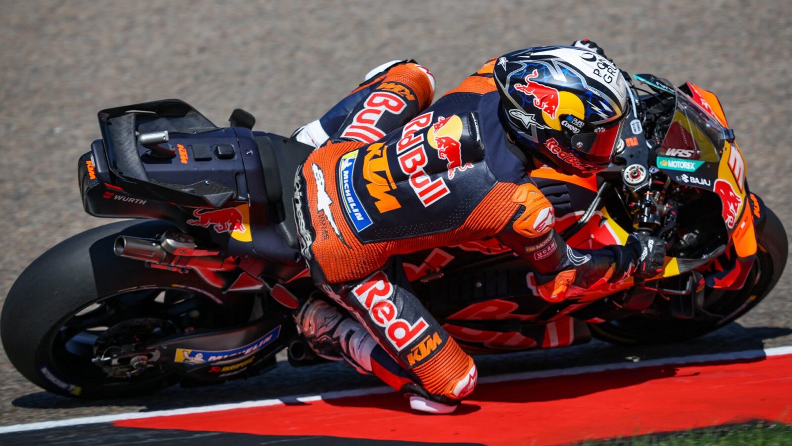 Acosta narrowly misses the podium