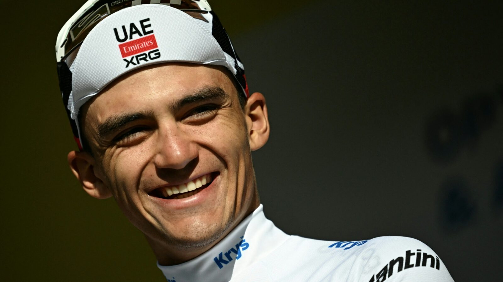 Del Toro wins prologue